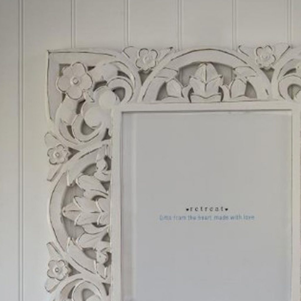 18SS80 a Floral White Carved Photo Frame